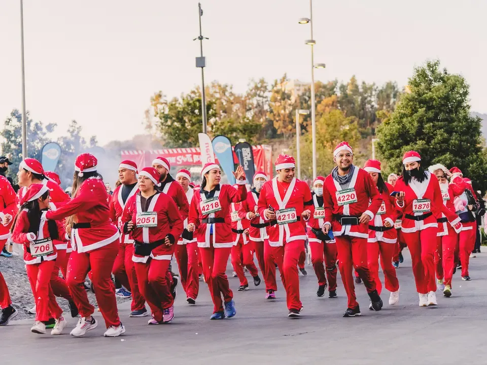 Una marea de corredores vestidos de Santa en plena carrera